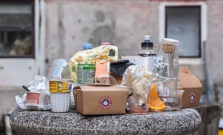 In Tübingen wirkt die Verwaltung den Müllmengen in der Stadt mit einer Verpackungssteuer entgegen. Auch in Bielefeld wird über eine solche Abgabe nachgedacht. - driendl - stock.adobe.com In Tübingen wirkt die Verwaltung den Müllmengen in der Stadt mit einer Verpackungssteuer entgegen. Auch in Bielefeld wird über eine solche Abgabe nachgedacht. - driendl - stock.adobe.com