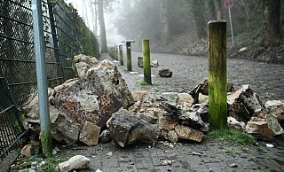 Die herabstürzenden Steine schlugen auf der Straße Am Sparrenberg auf. - Barbara Franke Die herabstürzenden Steine schlugen auf der Straße Am Sparrenberg auf. - Barbara Franke