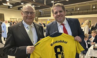 Willkommen im Team Wittekindshof: Für den Neuen - Marian Zachow - gab es ein Trikot. Ein ähnliches hat auch Dierk Starnitzke vor 18 Jahren bekommen. - Nicole Sielermann Willkommen im Team Wittekindshof: Für den Neuen - Marian Zachow - gab es ein Trikot. Ein ähnliches hat auch Dierk Starnitzke vor 18 Jahren bekommen. - Nicole Sielermann