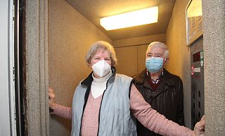 Luise Marie und Hubert Kaminski demonstrieren wie eng es in dem Aufzug ist. Sie haben nachgemessen: Die Größe des Fahrstuhls beträgt 1,80 mal 0,90 Meter. - Sylvia Tetmeyer Luise Marie und Hubert Kaminski demonstrieren wie eng es in dem Aufzug ist. Sie haben nachgemessen: Die Größe des Fahrstuhls beträgt 1,80 mal 0,90 Meter. - Sylvia Tetmeyer