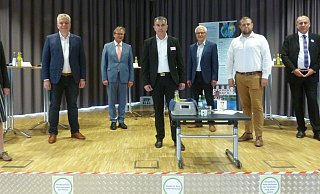 Die Teilnehmer: Elke Süsselbeck (parteilos, v. l.) Klaus Schröder (Grüne), Bürgermeister Michael Dreier (CDU), Integrationsvorsitzender Recep Alpan, Martin Pantke (SPD), Alexander Senn (FDP) und Verani Kartum (Volt). - Sabine Kauke Die Teilnehmer: Elke Süsselbeck (parteilos, v. l.) Klaus Schröder (Grüne), Bürgermeister Michael Dreier (CDU), Integrationsvorsitzender Recep Alpan, Martin Pantke (SPD), Alexander Senn (FDP) und Verani Kartum (Volt). - Sabine Kauke
