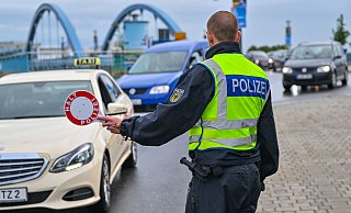 Die Bundesregierung sieht die Grenzkontrollen als wirksames Mittel im Kampf gegen Migration. (Archivbild) - Patrick Pleul/dpa Die Bundesregierung sieht die Grenzkontrollen als wirksames Mittel im Kampf gegen Migration. (Archivbild) - Patrick Pleul/dpa