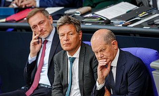 Finanzminister Lindner (l-r), Wirtschaftsminister Habeck und Bundeskanzler Scholz ringen um eine Einigung zum Bundeshaushalt 2025. - Kay Nietfeld/dpa Finanzminister Lindner (l-r), Wirtschaftsminister Habeck und Bundeskanzler Scholz ringen um eine Einigung zum Bundeshaushalt 2025. - Kay Nietfeld/dpa