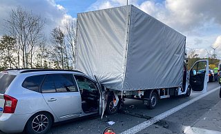 Das Anhalten eines Transporters bemerkt ein nachfolgender Kia-Fahrer auf der A 44 zu spät. - Feuerwehr Bad Wünnenberg Das Anhalten eines Transporters bemerkt ein nachfolgender Kia-Fahrer auf der A 44 zu spät. - Feuerwehr Bad Wünnenberg