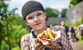 NW versüßt Familien mit Teens die letzten Ferientage - Alina Harder (16) genoss ihren Snack auf dem Sparrenburgfest. - Barbara Franke NW versüßt Familien mit Teens die letzten Ferientage - Alina Harder (16) genoss ihren Snack auf dem Sparrenburgfest. - Barbara Franke