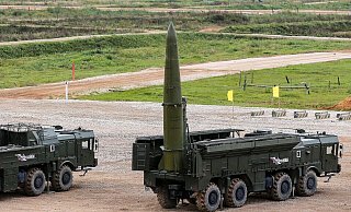 Eine «Iskander-M»-Rakete wird während einer Demonstration des Internationalen Militärtechnischen Forums «ARMY-2016» im «Patriot»-Park der russischen Streitkräfte auf den Abschuss vorbereitet. - Sergei Ilnitsky/epa/dpa Eine «Iskander-M»-Rakete wird während einer Demonstration des Internationalen Militärtechnischen Forums «ARMY-2016» im «Patriot»-Park der russischen Streitkräfte auf den Abschuss vorbereitet. - Sergei Ilnitsky/epa/dpa
