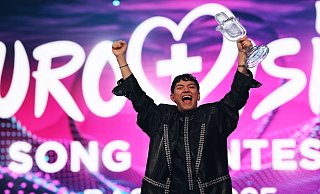 JJ aus Österreich ist der Gewinner des Eurovision Song Contest 2025 und freut sich während des großen Finales über die Trophäe. - Jens Büttner/dpa JJ aus Österreich ist der Gewinner des Eurovision Song Contest 2025 und freut sich während des großen Finales über die Trophäe. - Jens Büttner/dpa