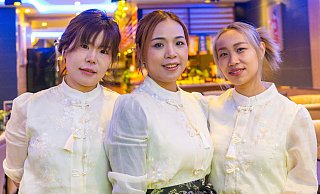 Inhaberin Shishi Zhao (r.), Xiaojun Zhao und Coco Thao (l.) im Gastraum des Natsuumi. Der sieht fast so aus wie vor dem Brand in der Stevia-Bar. Neues findet sich aber auf der Karte des Sushi-Restaurants. - Ralf Bittner Inhaberin Shishi Zhao (r.), Xiaojun Zhao und Coco Thao (l.) im Gastraum des Natsuumi. Der sieht fast so aus wie vor dem Brand in der Stevia-Bar. Neues findet sich aber auf der Karte des Sushi-Restaurants. - Ralf Bittner