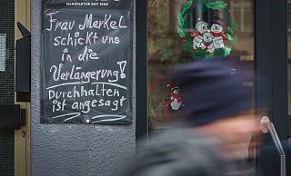 «Frau Merkel schickt uns in die Verlängerung! Durchhalten ist angesagt!» steht auf einer Tafel neben einem geschlossenen Geschäft im hessischen Friedberg. - Foto: Frank Rumpenhorst/dpa «Frau Merkel schickt uns in die Verlängerung! Durchhalten ist angesagt!» steht auf einer Tafel neben einem geschlossenen Geschäft im hessischen Friedberg. - Foto: Frank Rumpenhorst/dpa