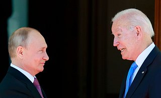 Wladimir Putin (l) und Joe Biden bei ihrem Treffen in der "Villa la Grange" in Genf im vergangenen Sommer. - Foto: Denis Balibouse/Pool Reuters/dpa Wladimir Putin (l) und Joe Biden bei ihrem Treffen in der "Villa la Grange" in Genf im vergangenen Sommer. - Foto: Denis Balibouse/Pool Reuters/dpa
