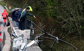 Ein Zivilgardist zeigt auf den Bus, der in der Nähe von Pontevedra im Nordwesten Spaniens in die Tiefe gestürzt ist. - Cesar Arxina/Europa Press/AP/dpa Ein Zivilgardist zeigt auf den Bus, der in der Nähe von Pontevedra im Nordwesten Spaniens in die Tiefe gestürzt ist. - Cesar Arxina/Europa Press/AP/dpa