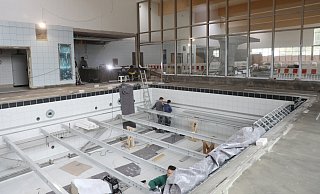 Das Lehr- oder Kursschwimmbecken mit einem Hubboden für bis zu 2,20 bis 2,50 Meter Wassertiefe. - Simone Flörke Das Lehr- oder Kursschwimmbecken mit einem Hubboden für bis zu 2,20 bis 2,50 Meter Wassertiefe. - Simone Flörke