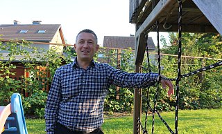 Radisa Amidzic lehnt in seinem Garten am Klettergerüst, das er selbst gebaut hat. Im Moment muss er seine handwerklichen Fähigkeiten zum Kleben und Aufhängen von Plakaten einsetzen. - Judith Gladow Radisa Amidzic lehnt in seinem Garten am Klettergerüst, das er selbst gebaut hat. Im Moment muss er seine handwerklichen Fähigkeiten zum Kleben und Aufhängen von Plakaten einsetzen. - Judith Gladow