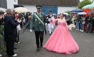 Im Mittelpunkt der Aufmerksamkeit stand das amtierende Königspaar Melanie und Michael Hesse. Königin Melanie trug zum Festumzug ein Kleid in strahlendem Pink mit Schleppe und einer mit Blumen bestickten Corsage. - Johannes Büttner Im Mittelpunkt der Aufmerksamkeit stand das amtierende Königspaar Melanie und Michael Hesse. Königin Melanie trug zum Festumzug ein Kleid in strahlendem Pink mit Schleppe und einer mit Blumen bestickten Corsage. - Johannes Büttner