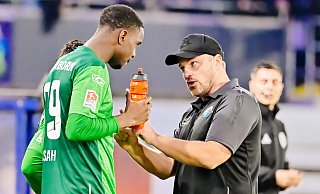 Stürmer Ilyas Ansah (l.) und Trainer Lukas Kwasniok könnten dem SC Paderborn in dieser Woche jeweils eine Millionen-Einnahme bescheren. - Besim Mazhiqi Stürmer Ilyas Ansah (l.) und Trainer Lukas Kwasniok könnten dem SC Paderborn in dieser Woche jeweils eine Millionen-Einnahme bescheren. - Besim Mazhiqi
