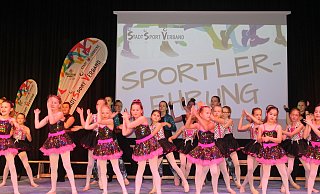 Flotter Auftakt: Die Kinder der Ballett-Schule "die tanzerei" eröffneten die Sportlerhung in der Lübbecker Stadthalle. - Klaus Frensing Flotter Auftakt: Die Kinder der Ballett-Schule "die tanzerei" eröffneten die Sportlerhung in der Lübbecker Stadthalle. - Klaus Frensing