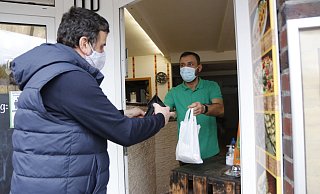 Murat Cesur hat den Bistrobetrieb eingestellt. Er setzt erneut ganz auf seinen Abhol- und Bringdienst. - Burkhard Hoeltzenbein Murat Cesur hat den Bistrobetrieb eingestellt. Er setzt erneut ganz auf seinen Abhol- und Bringdienst. - Burkhard Hoeltzenbein