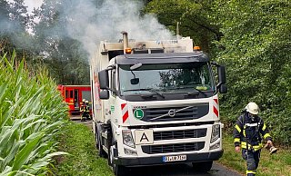 Die Feuerwehr begleitet den qualmenden Müllwagen. - Andreas Zobe Die Feuerwehr begleitet den qualmenden Müllwagen. - Andreas Zobe