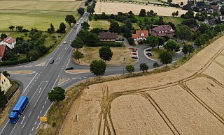 Auf die Bundesstraße 68 bei Dörenhagen (r.) treffen von rechts die Kirchborchener Straße und von links die Dahler Straße. An dieser Kreuzung zwischen Paderborn und Lichtenau gab es seit 2009 drei tödliche Unfälle. - Jens Reddeker Auf die Bundesstraße 68 bei Dörenhagen (r.) treffen von rechts die Kirchborchener Straße und von links die Dahler Straße. An dieser Kreuzung zwischen Paderborn und Lichtenau gab es seit 2009 drei tödliche Unfälle. - Jens Reddeker