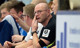 Angesäuert: Spenges Trainer Heiko Holtmann (r.) war von der Absage des Spiels in Hille wenig begeistert. - Noah Wedel Angesäuert: Spenges Trainer Heiko Holtmann (r.) war von der Absage des Spiels in Hille wenig begeistert. - Noah Wedel