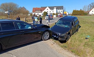 In Elverdissen kam es zu einem Verkehrsunfall. Dabei wurde die Tochter eines Unfallteilnehmers leicht verletzt. - Claus Frickemeier In Elverdissen kam es zu einem Verkehrsunfall. Dabei wurde die Tochter eines Unfallteilnehmers leicht verletzt. - Claus Frickemeier