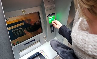 Die Verbundvolksbank OWL stellt insgesamt 50 Geldautomaten im Kreis Paderborn. Zwei sind derzeit noch gesperrt. Langfristig soll der Zugang zu den meisten Automaten nachts gesperrt sein. - Birger Berbüsse Die Verbundvolksbank OWL stellt insgesamt 50 Geldautomaten im Kreis Paderborn. Zwei sind derzeit noch gesperrt. Langfristig soll der Zugang zu den meisten Automaten nachts gesperrt sein. - Birger Berbüsse