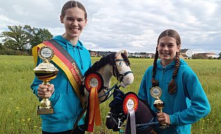 Finja (l.,15) und Maike Oberschmidt (12) zeigen ihre Trophäen von der Deutschen Meisterschaft. - Sven Hauhart Finja (l.,15) und Maike Oberschmidt (12) zeigen ihre Trophäen von der Deutschen Meisterschaft. - Sven Hauhart