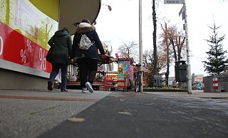 Weil das Kinderkarussell im Weg steht, sind die weißen Leitelemente, die auf dem Bürgersteig der Herforder Straße Blinden und Sehbehinderten normalerweise den Weg zum Bahnhof und zum ZOB weisen, mit schwarzen Matten abgedeckt. - Nicole Bliesener Weil das Kinderkarussell im Weg steht, sind die weißen Leitelemente, die auf dem Bürgersteig der Herforder Straße Blinden und Sehbehinderten normalerweise den Weg zum Bahnhof und zum ZOB weisen, mit schwarzen Matten abgedeckt. - Nicole Bliesener