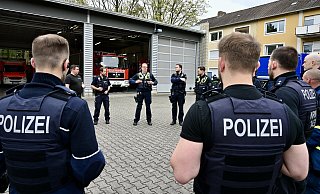 Einsatzbesprechung in Gütersloh: Polizeihauptkommissar Ralf Großelanghorst weist seine Beamten genau ein. - Wolfgang Wotke Einsatzbesprechung in Gütersloh: Polizeihauptkommissar Ralf Großelanghorst weist seine Beamten genau ein. - Wolfgang Wotke