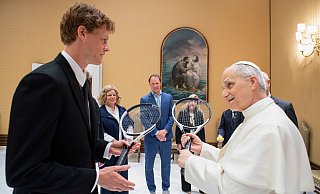 Zwei Tennisspieler unter sich: der Weltranglistenerste Jannik Sinner (links) und Papst Leo XIV. - --/Vatican Media/dpa Zwei Tennisspieler unter sich: der Weltranglistenerste Jannik Sinner (links) und Papst Leo XIV. - --/Vatican Media/dpa