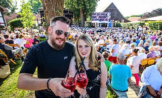 Marc Menke und Alina Hörmann gehören zu den mehr als 1.000 Besucherinnen und Besuchern des Kult-Konzerts auf dem Hof von Laer. - Daniel Salmon Marc Menke und Alina Hörmann gehören zu den mehr als 1.000 Besucherinnen und Besuchern des Kult-Konzerts auf dem Hof von Laer. - Daniel Salmon