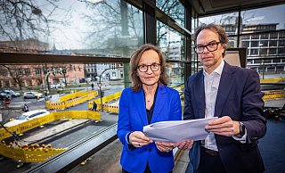 Die Ergebnisse der Studie Vitale Innenstädte stellen Petra Pigerl-Radtke und Marco Rieso vor. Die Stadt Bielefeld schneidet nicht mit Bestnoten ab. - Sarah Jonek Die Ergebnisse der Studie Vitale Innenstädte stellen Petra Pigerl-Radtke und Marco Rieso vor. Die Stadt Bielefeld schneidet nicht mit Bestnoten ab. - Sarah Jonek