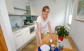Wie in einer kleinen Ferienwohnung: Maike Horstbrink, Chefin des Hauspflegevereins, in der Küchenecke des Gästeapartments am Obersee. - Andreas Zobe Wie in einer kleinen Ferienwohnung: Maike Horstbrink, Chefin des Hauspflegevereins, in der Küchenecke des Gästeapartments am Obersee. - Andreas Zobe