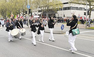 Trommler: Eine kleine Abordnung der Querschläger führt den Demonstrationszug der Gewerkschaften zum 1. Mai an; vorn: Sprecher Jochen Carl. - Johannes Kühle Trommler: Eine kleine Abordnung der Querschläger führt den Demonstrationszug der Gewerkschaften zum 1. Mai an; vorn: Sprecher Jochen Carl. - Johannes Kühle