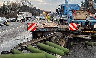 Der Lkw kam auf der Mittelleitplanke auf der A2 zum Stehen. - NW Der Lkw kam auf der Mittelleitplanke auf der A2 zum Stehen. - NW
