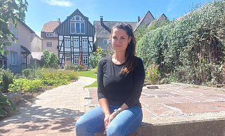 Maura Porrmann fühlt sich wohl im neuen, alten Haus in der Warburger Altstadt. Dort wo heute grüner Rasen prangt, standen einst ein kleiner Zwischenbau aus Fachwerk und das Backsteinhaus mit Dampf- und Matzenofen. - Dieter Scholz Maura Porrmann fühlt sich wohl im neuen, alten Haus in der Warburger Altstadt. Dort wo heute grüner Rasen prangt, standen einst ein kleiner Zwischenbau aus Fachwerk und das Backsteinhaus mit Dampf- und Matzenofen. - Dieter Scholz