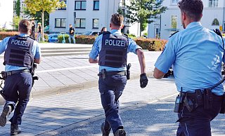 Polizisten fanden im Bereich der Kavalleriestraße einen schwer verletzten 20-Jährigen. - Symbolfoto: Barbara Franke Polizisten fanden im Bereich der Kavalleriestraße einen schwer verletzten 20-Jährigen. - Symbolfoto: Barbara Franke