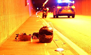 Auf dem Streifen neben der Fahrbahn wurden persönliche Dinge eines der beiden schwer verletzten Unfallopfer gelagert. Vor dem Helm zeichnen sich Schleifspuren ab. - Christian Bendig Auf dem Streifen neben der Fahrbahn wurden persönliche Dinge eines der beiden schwer verletzten Unfallopfer gelagert. Vor dem Helm zeichnen sich Schleifspuren ab. - Christian Bendig