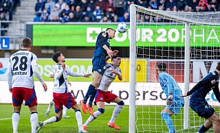 Paderborns Filip Bilbija (M) ist per Kopf erfolgreich. - David Inderlied/dpa Paderborns Filip Bilbija (M) ist per Kopf erfolgreich. - David Inderlied/dpa
