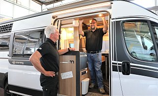 Ein Blick in die Werkstatt: Verkaufsleiter Holger Reick (l.) im Gespräch mit Serviceleiter Frank Drüke. - Simone Flörke Ein Blick in die Werkstatt: Verkaufsleiter Holger Reick (l.) im Gespräch mit Serviceleiter Frank Drüke. - Simone Flörke