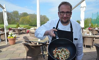 Holger Busch kocht seit 33 Jahren. Erst als Auszubildender, dann als Jungkoch und jetzt als Chefkoch. - Ekkehard Hufendiek Holger Busch kocht seit 33 Jahren. Erst als Auszubildender, dann als Jungkoch und jetzt als Chefkoch. - Ekkehard Hufendiek