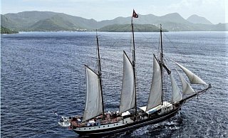 Malerische Kulisse: Die "Regina Maris" vor der Küste von Martinique. Das Bild haben die jungen Segler selbst aufgenommen - mit der Drohne. - privat Malerische Kulisse: Die "Regina Maris" vor der Küste von Martinique. Das Bild haben die jungen Segler selbst aufgenommen - mit der Drohne. - privat