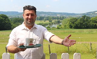 Gastronom Mahmut Akman auf der Sonnenterasse des Steinkrugs mit dem überwältigenden Blick auf Höxter und das Wesertal. - Burkhard Battran Gastronom Mahmut Akman auf der Sonnenterasse des Steinkrugs mit dem überwältigenden Blick auf Höxter und das Wesertal. - Burkhard Battran
