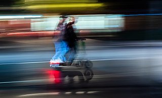 Zwei junge Leute fahren gemeinsam auf einem E-Scooter durch die Stadt. Das machte die Polizei auf sie aufmerksam. - Symbolfoto: Wolfram Steinberg / dpa Zwei junge Leute fahren gemeinsam auf einem E-Scooter durch die Stadt. Das machte die Polizei auf sie aufmerksam. - Symbolfoto: Wolfram Steinberg / dpa