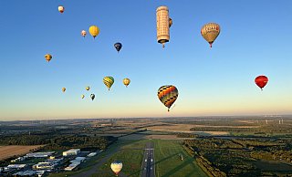 Aus ganz Deutschland und aus anderen Nationen sind die Ballonfahrer zur Montgolfiade nach Warstein gereist. Der Start am Airport ist der einzige außerhalb des sauerländischen Festivalgeländes. Bevor sich für die Teams das Tor zum Vorfeld öffnet, werden Personen und Ladung durch Sicherheitspersonal kontrolliert. - Jens Reddeker Aus ganz Deutschland und aus anderen Nationen sind die Ballonfahrer zur Montgolfiade nach Warstein gereist. Der Start am Airport ist der einzige außerhalb des sauerländischen Festivalgeländes. Bevor sich für die Teams das Tor zum Vorfeld öffnet, werden Personen und Ladung durch Sicherheitspersonal kontrolliert. - Jens Reddeker