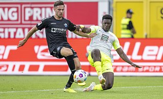 SCP-Innenverteidiger Marcel Hoffmeier (l.) klärt in dieser Szene gegen Lauterns Neuzugang Ragnar Ache. In zwei Kopfballduellen aber avancierte der FCK-Stürmer zum Matchwinner. - picture alliance/dpa SCP-Innenverteidiger Marcel Hoffmeier (l.) klärt in dieser Szene gegen Lauterns Neuzugang Ragnar Ache. In zwei Kopfballduellen aber avancierte der FCK-Stürmer zum Matchwinner. - picture alliance/dpa