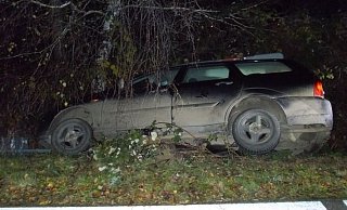 Der Ford-Fahrer kam nach rechts von der Straße ab und landete im Graben. - Polizei Minden-Lübbecke Der Ford-Fahrer kam nach rechts von der Straße ab und landete im Graben. - Polizei Minden-Lübbecke
