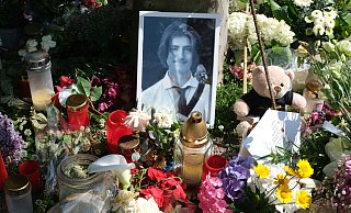 Nach der Tat im Juni 2024 legten Menschen Hunderte Blumen und Andenken an Philipos T. auf den Kurhausterrassen nieder. Nun soll eine Steintafel im Boden dauerhaft an die Gewalttat erinnern. - Ulf Hanke Nach der Tat im Juni 2024 legten Menschen Hunderte Blumen und Andenken an Philipos T. auf den Kurhausterrassen nieder. Nun soll eine Steintafel im Boden dauerhaft an die Gewalttat erinnern. - Ulf Hanke