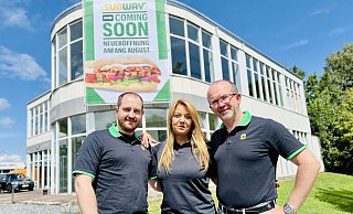 Waldemar Gett (l.) und Viktor Gett (r.) präsentieren gemeinsam mit Area-Managerin Ria Moschidou den neuen Standort ihrer Subway-Filiale an der Detmolder Straße. - Stefan Becker Waldemar Gett (l.) und Viktor Gett (r.) präsentieren gemeinsam mit Area-Managerin Ria Moschidou den neuen Standort ihrer Subway-Filiale an der Detmolder Straße. - Stefan Becker