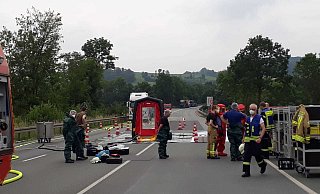 Die Feuerwehr Warburg ist mit zahlreichen Kräften vor Ort auf der B 252. - Simone Flörke Die Feuerwehr Warburg ist mit zahlreichen Kräften vor Ort auf der B 252. - Simone Flörke